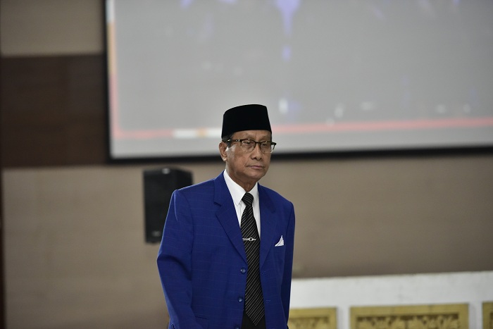 SERIUS: Ketua Panitia Nasional Persiapan Pembentukan Provinsi Madura H Ahmad Zaini saat menghadiri pengukuhan di UTM, Selasa (5/12). (HUMAS UTM UNTUK JPRM)