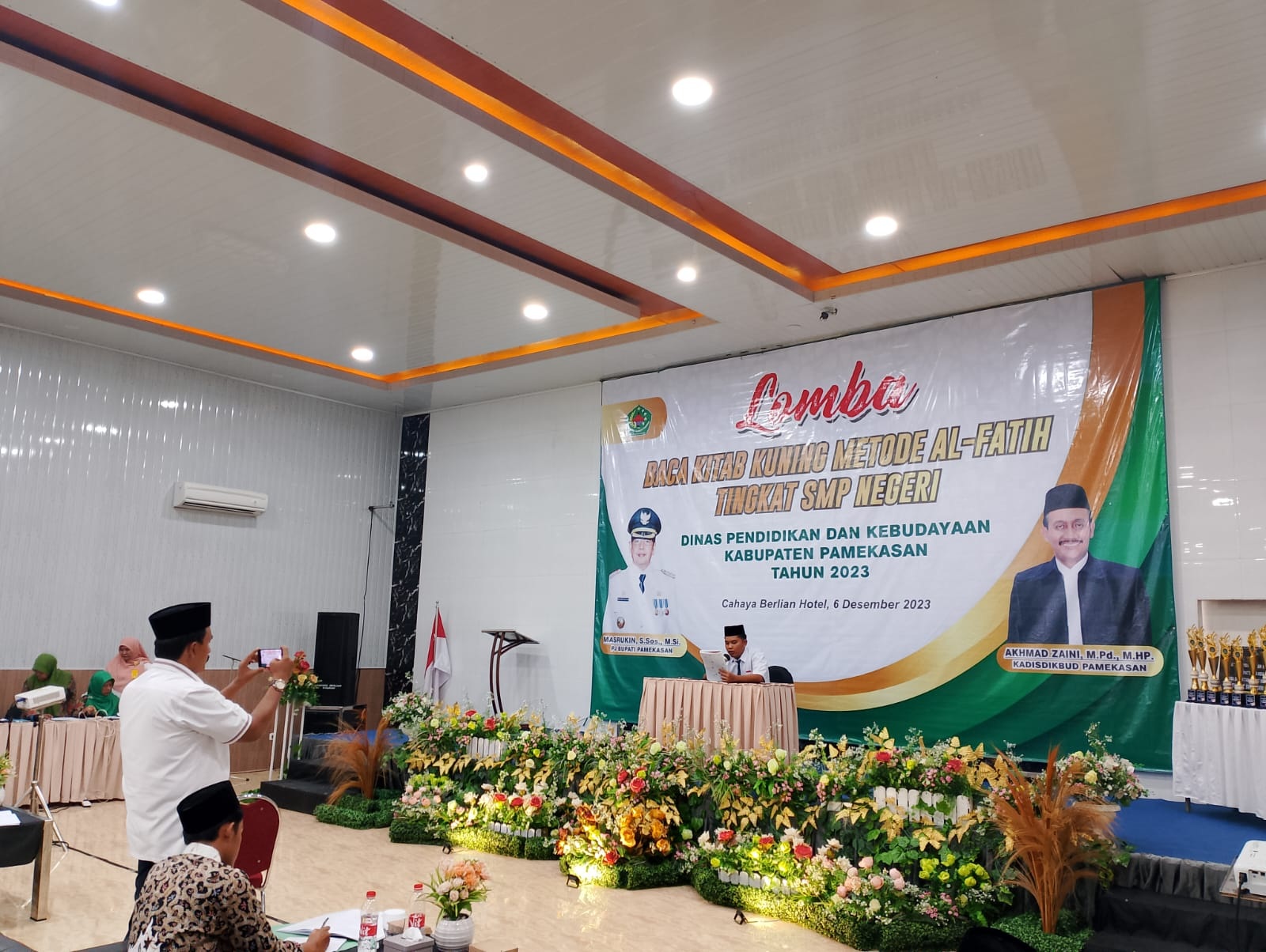 MEMUKAU: Kepala Dispendikbud Akhmad Zaini memantau siswa yang mengikuti lomba baca kitab kuning metode Alfatih tingkat SMP negeri di Hotel Cahaya Berlian, Rabu (6/12). (UBAIDILLAHIR RA&rsquo;IE/JPRM)