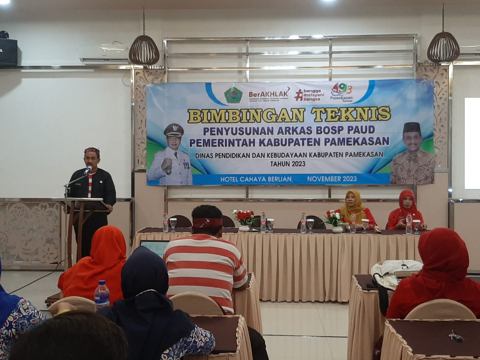 SEREMONIAL: Kepala Dispendikbud Pamekasan Akhmad Zaini menyampaikan sambutan pada acara bimtek penyusunan ARKAS BOP PAUD di Hotel Cahaya Berlian, Selasa (5/12). (DISPENDIKBUD UNTUK JPRM)