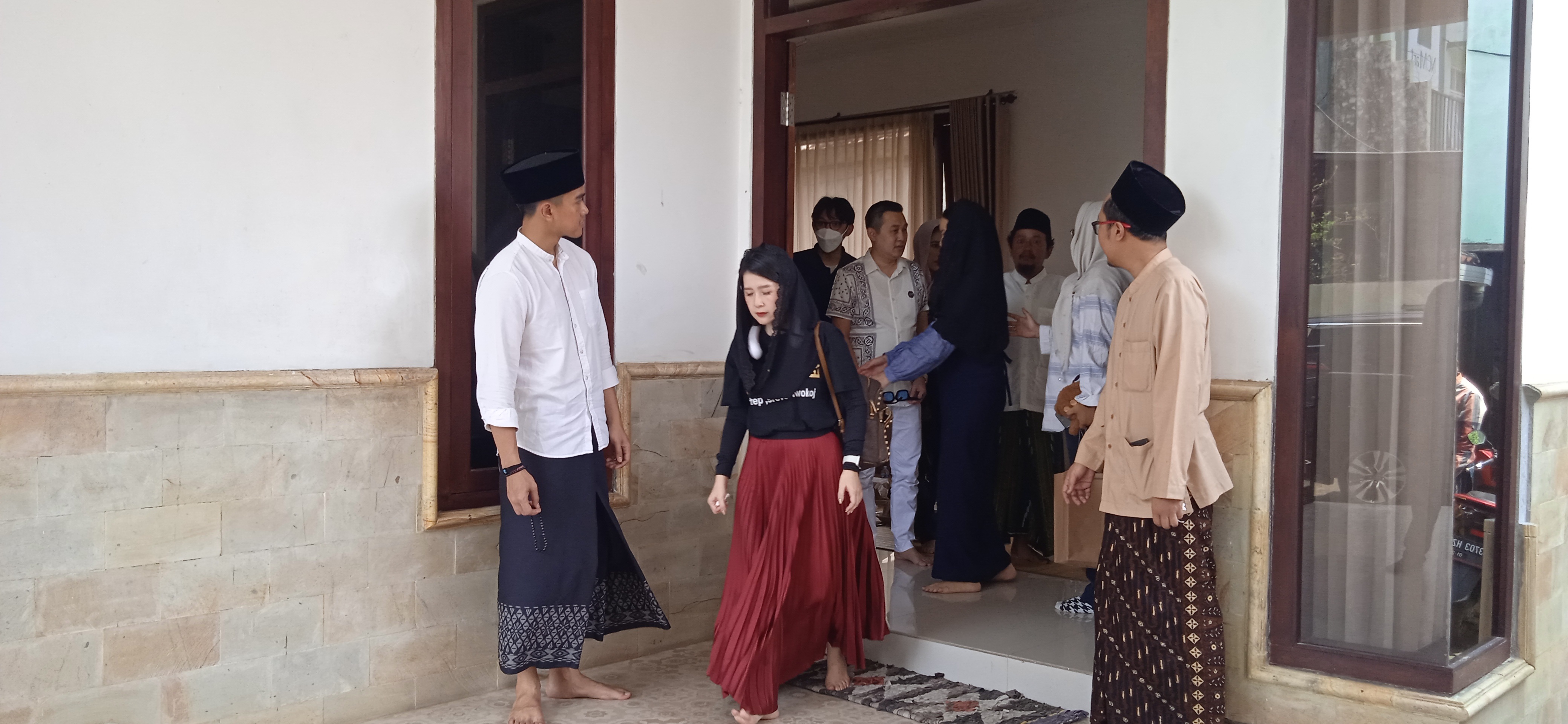 ANAK MUDA: Ketum PSI Kaesang Pangarep dan Wakil Ketua Dewan Pembinannya Grace Natali keluar dari kediaman KH Hasyim Zubair di Kelurahan Demangan, Rabu (6/12). (JUPRI/JPRM)