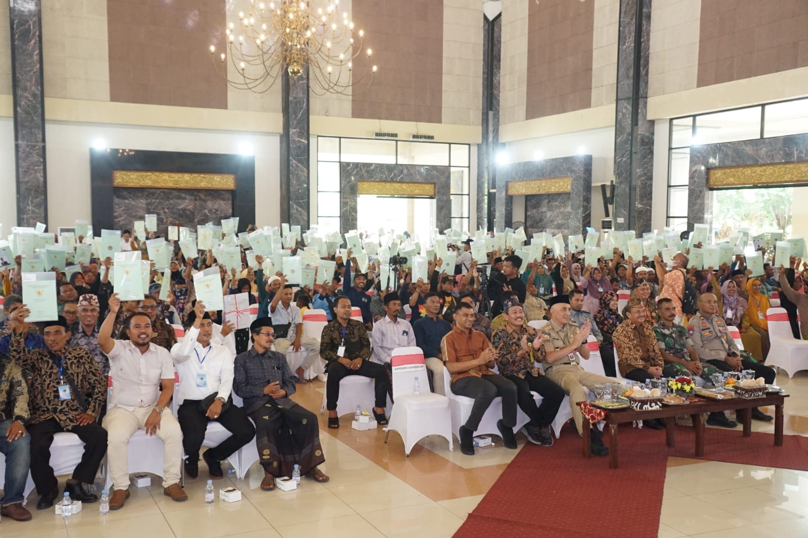 LEGAL: Pj Bupati Bangkalan Arief M. Edie menghadiri penyerahan sertifikat tanah oleh Wamen ATR BPN Raja Juni Antoni di Gedung Serbaguna Rato Ebuh, Rabu (6/12). (PROKOPIM UNTUK JPRM)