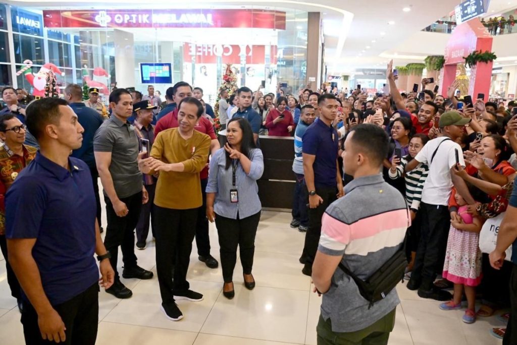 Presiden Republik Indonesia Joko Widodo (Jokowi) menyempatkan diri untuk mengunjungi Lippo Plaza Kupang, salah satu pusat perbelanjaan di Kota Kupang, Provinsi Nusa Tenggara Timur (NTT).
