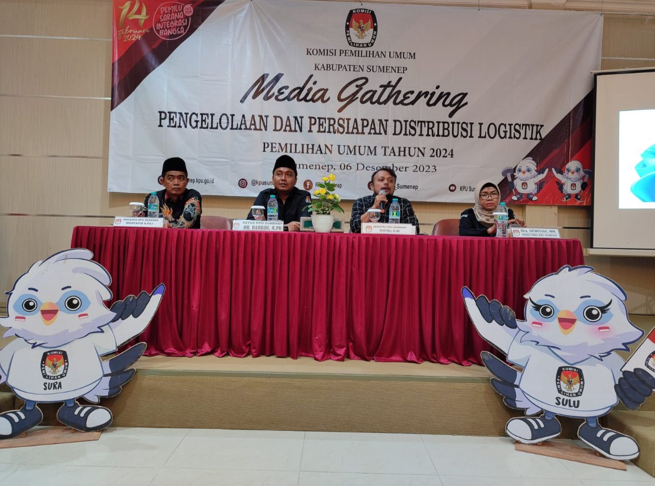 KOMPAK: Dari kiri, anggota KPU Mustafid, Ketua KPU Sumenep Rahbini, anggota KPU Rafiqi, dan Sekretaris KPU Dewiyani melaksanakan media gathering dengan insan media di Hotel C1, Rabu (6/12). (DAF/JPRM)