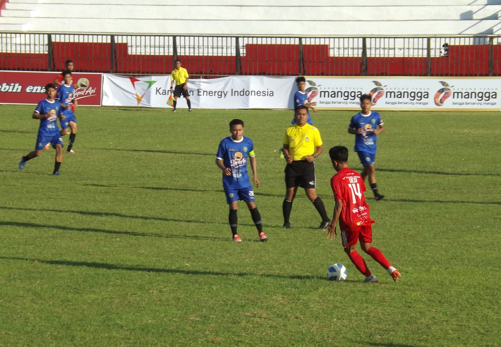 FOKUS: Ahmad Edi, pemain Perssu MC menggiring bola menghadapi pemain Perseba Bangkalan di pertandingan Liga 3 yang berlangsung di Stadion A. Yani Sumenep pada Selasa (5/12). (MOH IQBAL/JPRM)