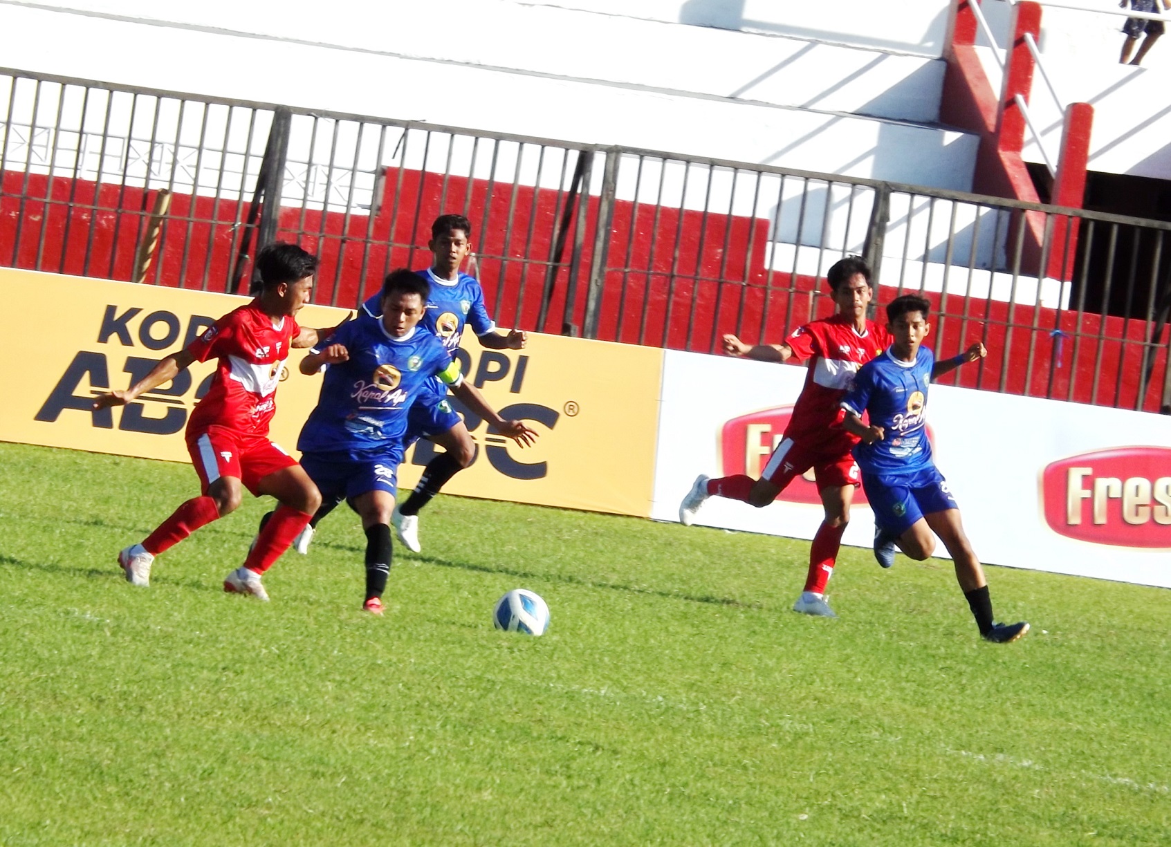 KETAT: Pemain Perssu MC (merah) berebut bola dalam pertandingan melawan Perseba di Stadion A. Yani Sumenep Selasa (5/12). (MOH. IQBAL/JPRM)