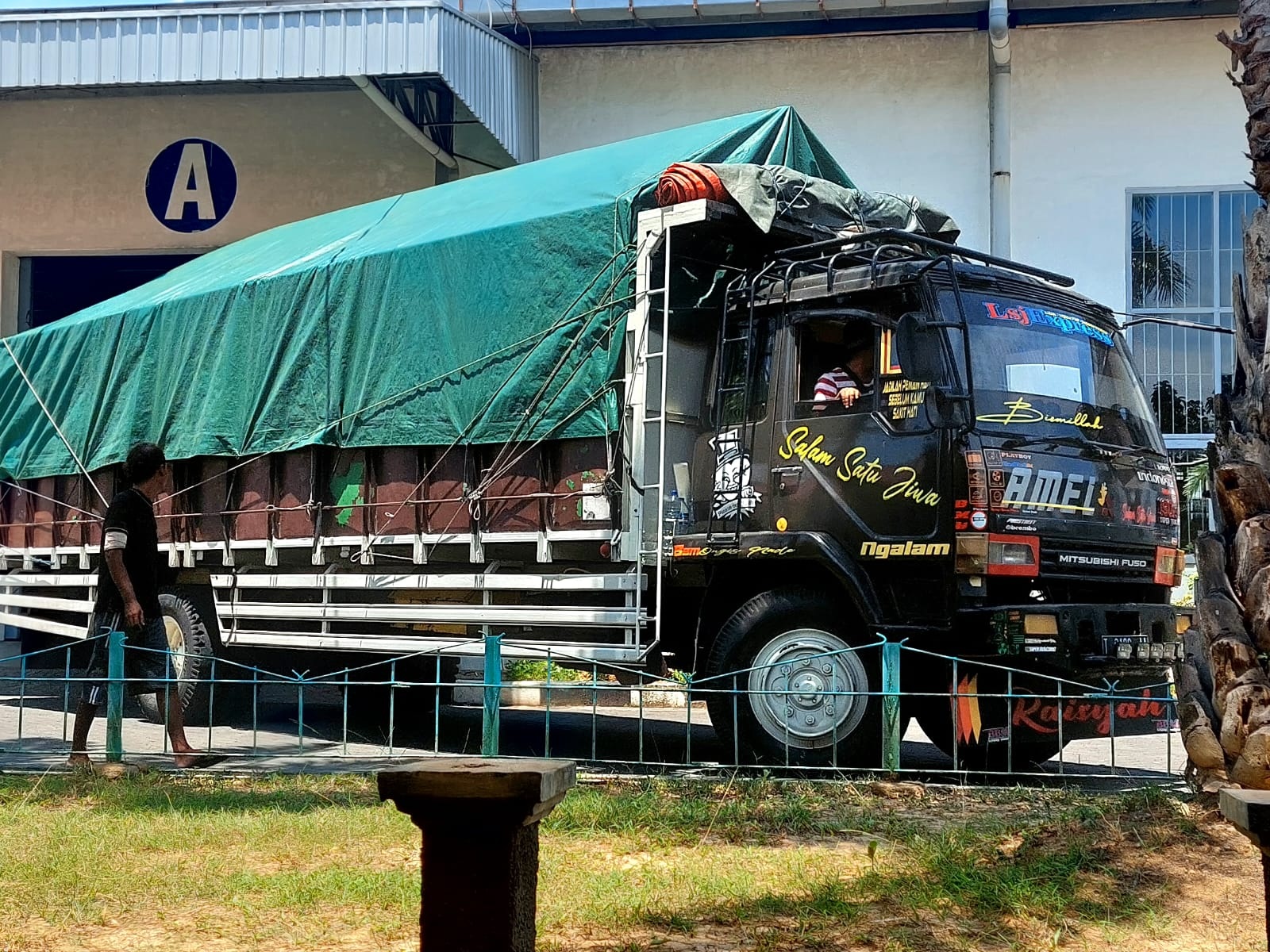 RESMI: Bus pengangkut produk PR Empat Sekawan berangkat mengirimkan produk yang akan dikirim ke Malaysia, Rabu (6/12). (MOH. JUNAIDI/JPRM)