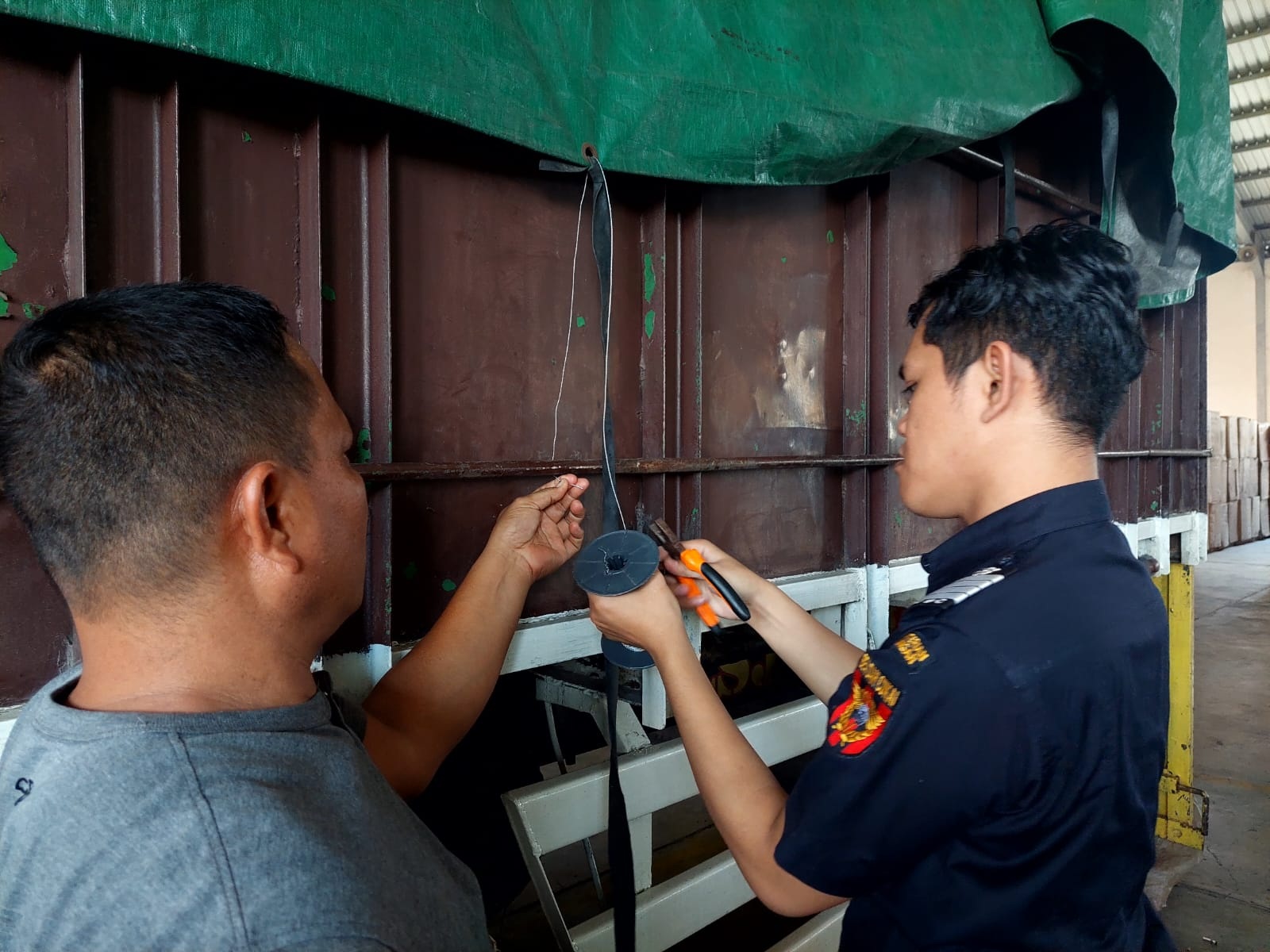 LEGAL: Pegawai dari Kantor Pengawasan dan Pelayanan Bea dan Cukai Tipe C Madya Pabean C Madura mengecek tali penutup truk PR Empat Sekawan yang akan dikirim ke Malaysia, Rabu (6/12).