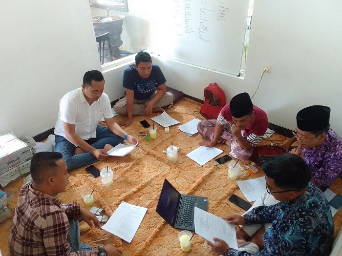 OPTIMISTIS: Panitia rapat bersama vendor mematangkan persiapan Malam Anugerah Madura Awards 2023 di kantor JPRM Biro Sumenep Rabu (6/12). (ACH. KURNIAWAN HABIBILLAH/JPRM)