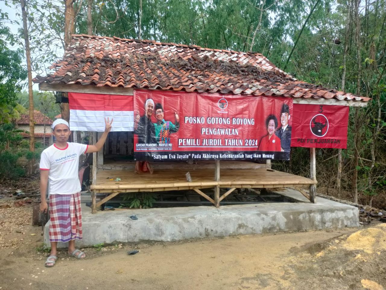 KOMITMEN: Warga berpose di depan posko gotong royong yang didirikan DPC PDI Perjuangan Pamekasan, Rabu (6/12). (PDI PAMEKASAN UNTUK JPRM)