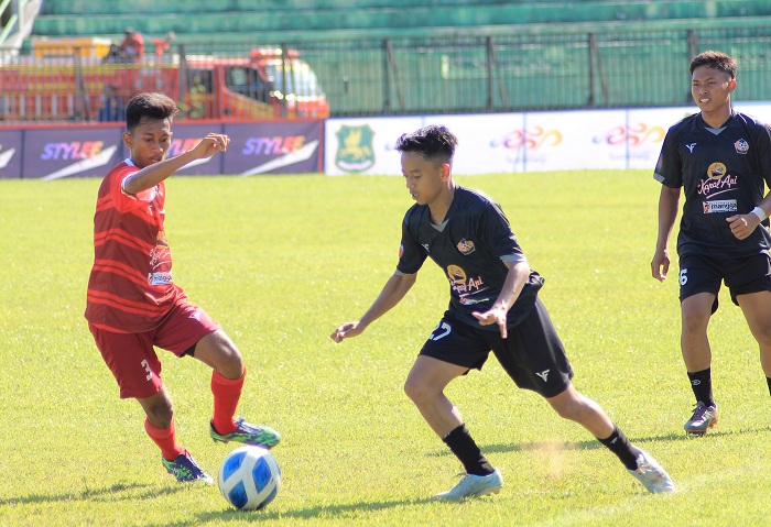 AGRESIF: Striker Persepam Pamekasan Zaini Dahlan (hitam) berebut bola dengan pemain Persesa Sampang pada laga perdana Liga 3 Indonesia wilayah Jawa Timur di Stadion A. Yani Sumenep.