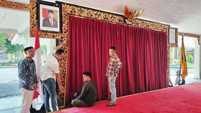 PERSIAPAN LOKASI ACARA: Panitia meninjau lokasi malam puncak Madura Awards 2023 di Pendopo Agung Keraton Sumenep Rabu (6/12). (ACH. KURNIAWAN HABIBILLAH/JPRM)