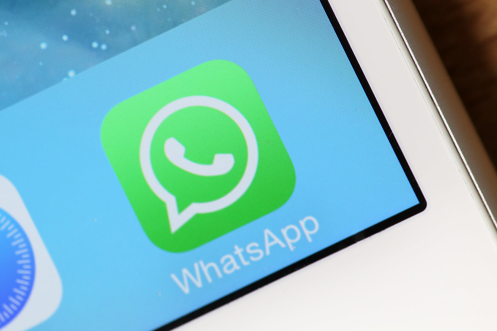 Tampilan logo icon WhatsApp dalam smartphone.