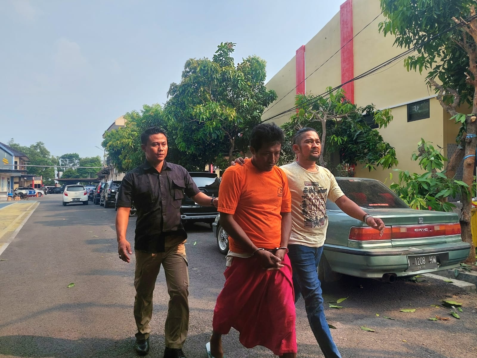PASRAH: Tersangka penyalahgunaan narkotika Budi Suyono diamankan tim Satnarkoba Polres Bangkalan, Kamis (7/12). (ZEINAL ABIDIN/JPRM)