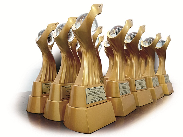 Puluhan trofi untuk tokoh dan lembaga berprestasi dan berdedikasi dalam Madura Awards 2023.