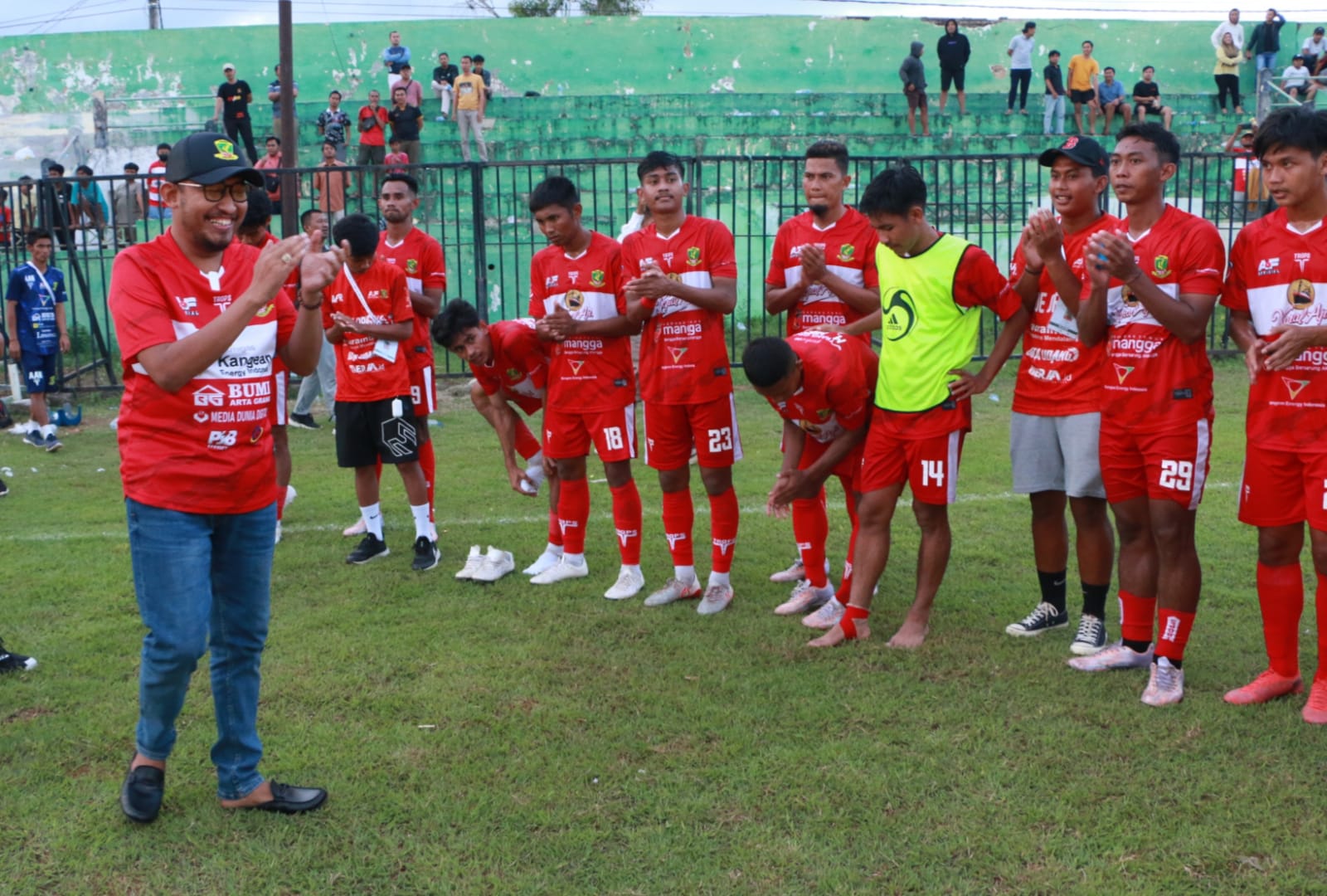 BERI MOTIVASI: Achmad Fauzi Wongsojudo selaku presiden klub Perssu Madura City pamit usai memberi semangat kepada para pemain.