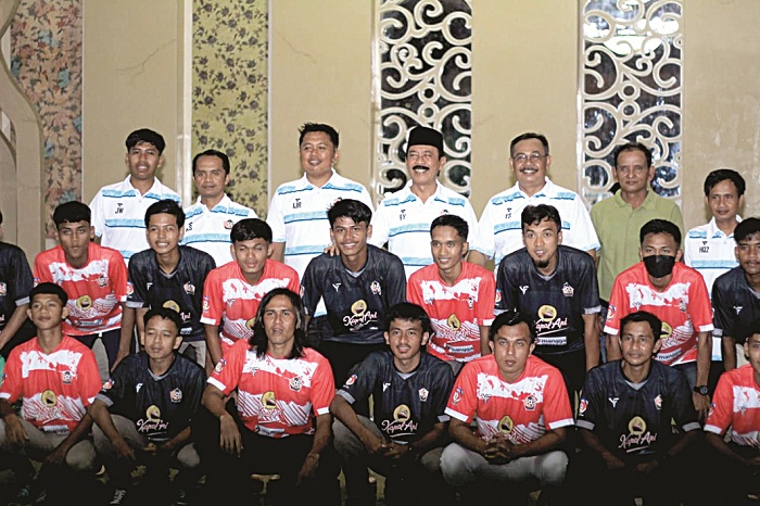 SEMANGAT: Ketua Askab PSSI Pamekasan Fattah Jasin berfoto bersama pemain Persepam Pamekasan di Mandhapa Ronggosukowati menuju Liga 3 Indonesia wilayah Jawa Timur tahun 2023, Senin (4/12)