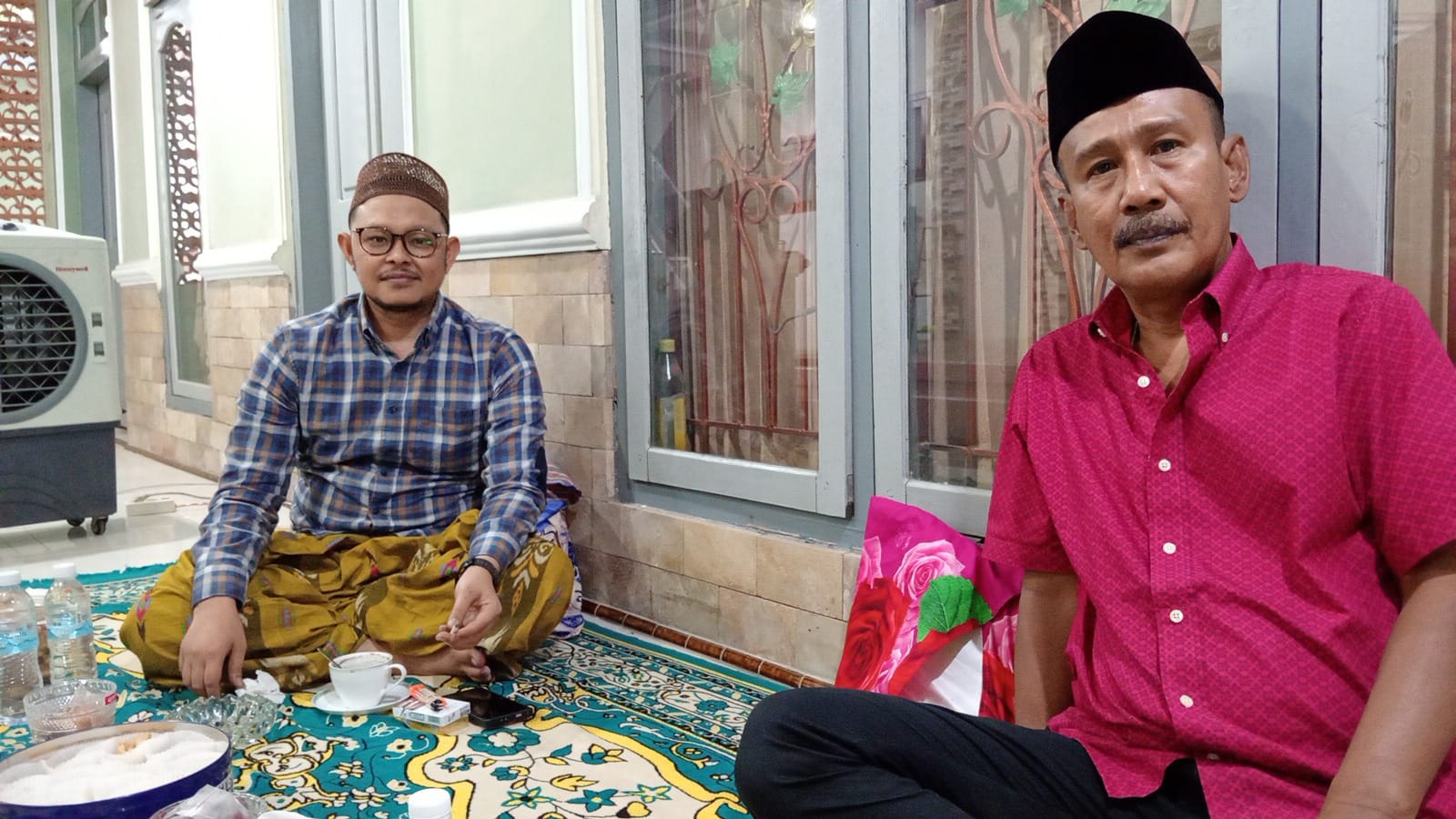 SILATURAHMI: Ketua DPC PDI Perjuangan Sampang H. Moh. Nurahmad (kanan) bersama KH KH Achmad Fauzan Zaini di Ponpes Karang Durin, Desa Tlambah, Kecamatan Karang Penang. (PDIP SAMPANG UNTUK JPRM)
