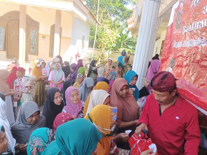 MERAKYAT: Sekretaris DPC PDI Perjuangan Sampang Sayyadi menyapa masyarakat di wilayah Kecamatan Tambelangan. (PDIP SAMPANG UNTUK JPRM)