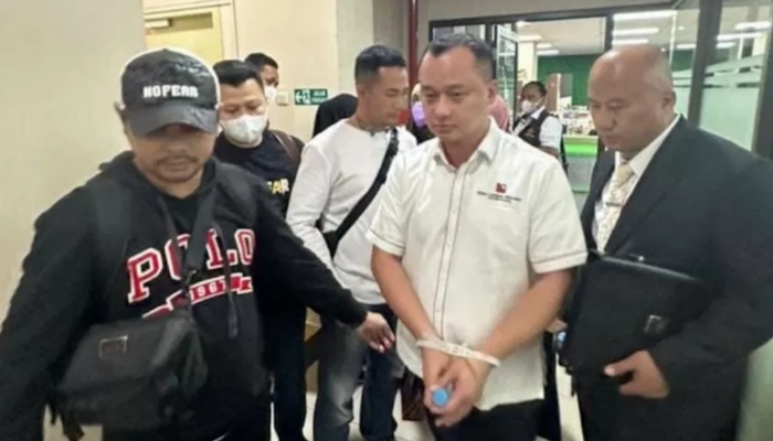 Mantan Direktur Utama PT CLM Helmut Hermawan saat diamankan polisi.