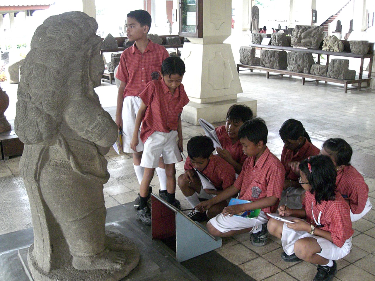 Salah satu arca yang menjadi koleksi Museum Majapahit