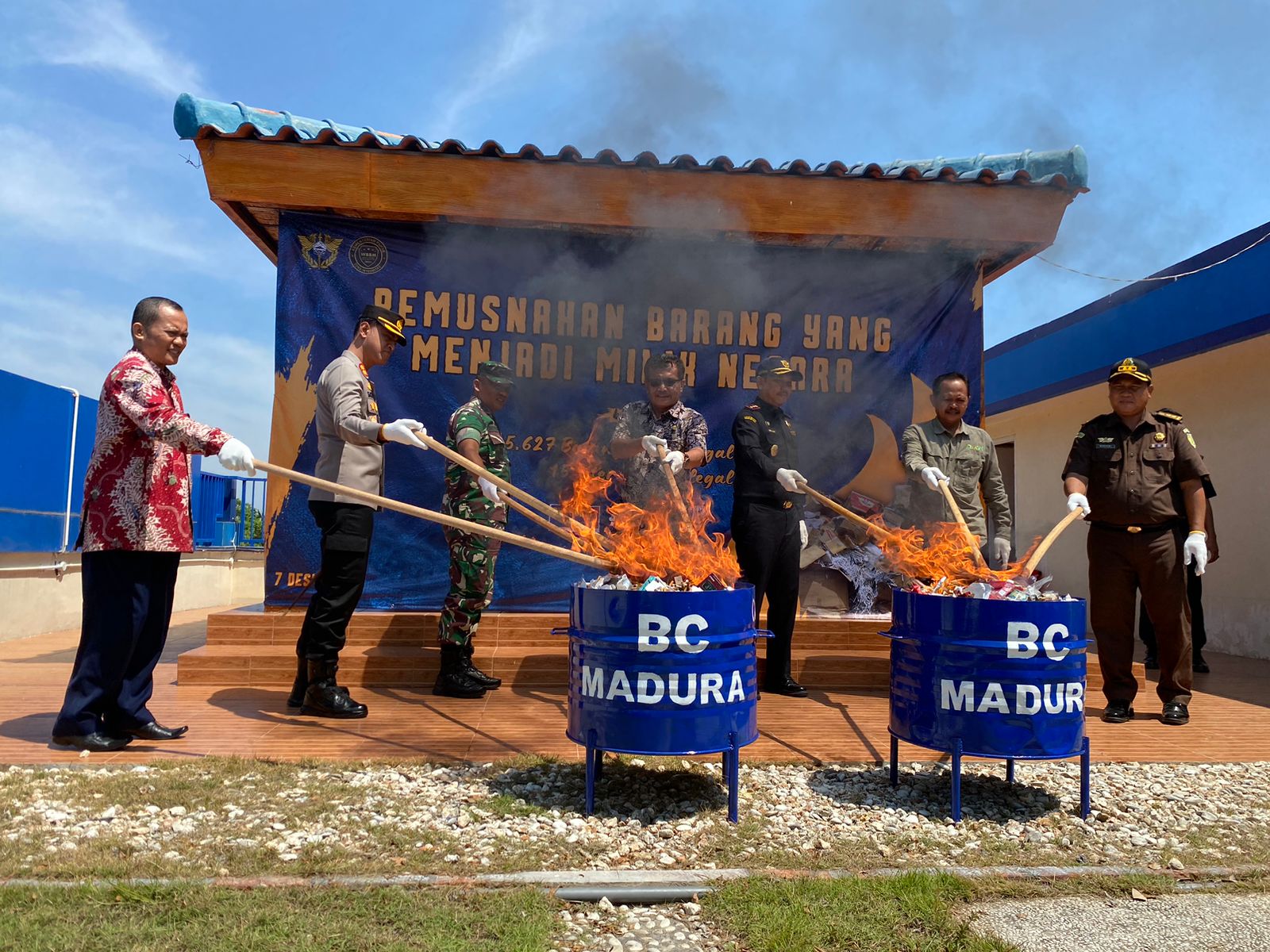 DIMUSNAHKAN: Pemusnahan rokok ilegal yang terjaring razia oleh KPPC TMP C Madura, Kamis (7/12). (MOH. JUNAIDI/JPRM)