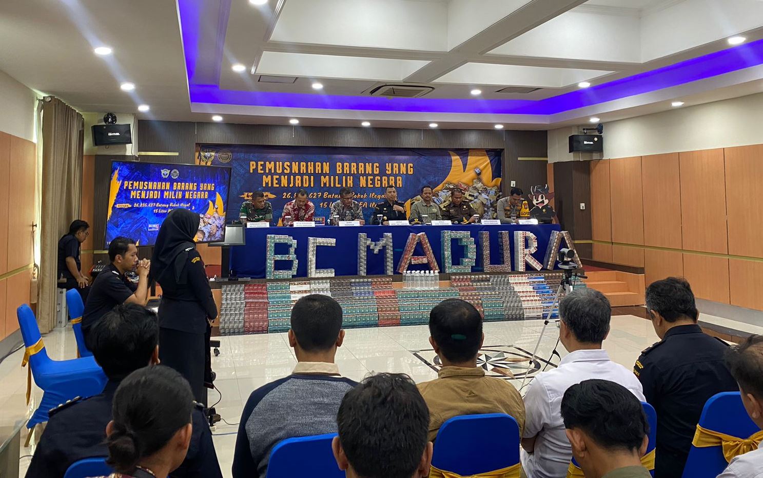 RESMI: Kepala KPPBC TMP C Madura Muhammad Syahirul Alim (pegang mik) menyampaikan keterangan saat konferensi pers pemusnahan rokok dan miras ilegal, Kamis (7/12). (MOH. JUNAIDI/JPRM)