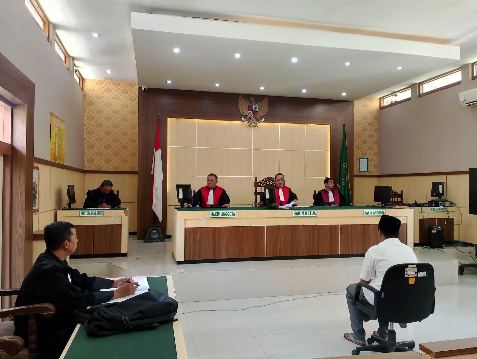 TERTIB: Terdakwa Soekma Alwahdy menjalani sidang pemeriksaan di Gedung Garuda PN Pamekasan, Rabu (6/12). (UBAIDILLAHIR RA&rsquo;IE/JPRM)