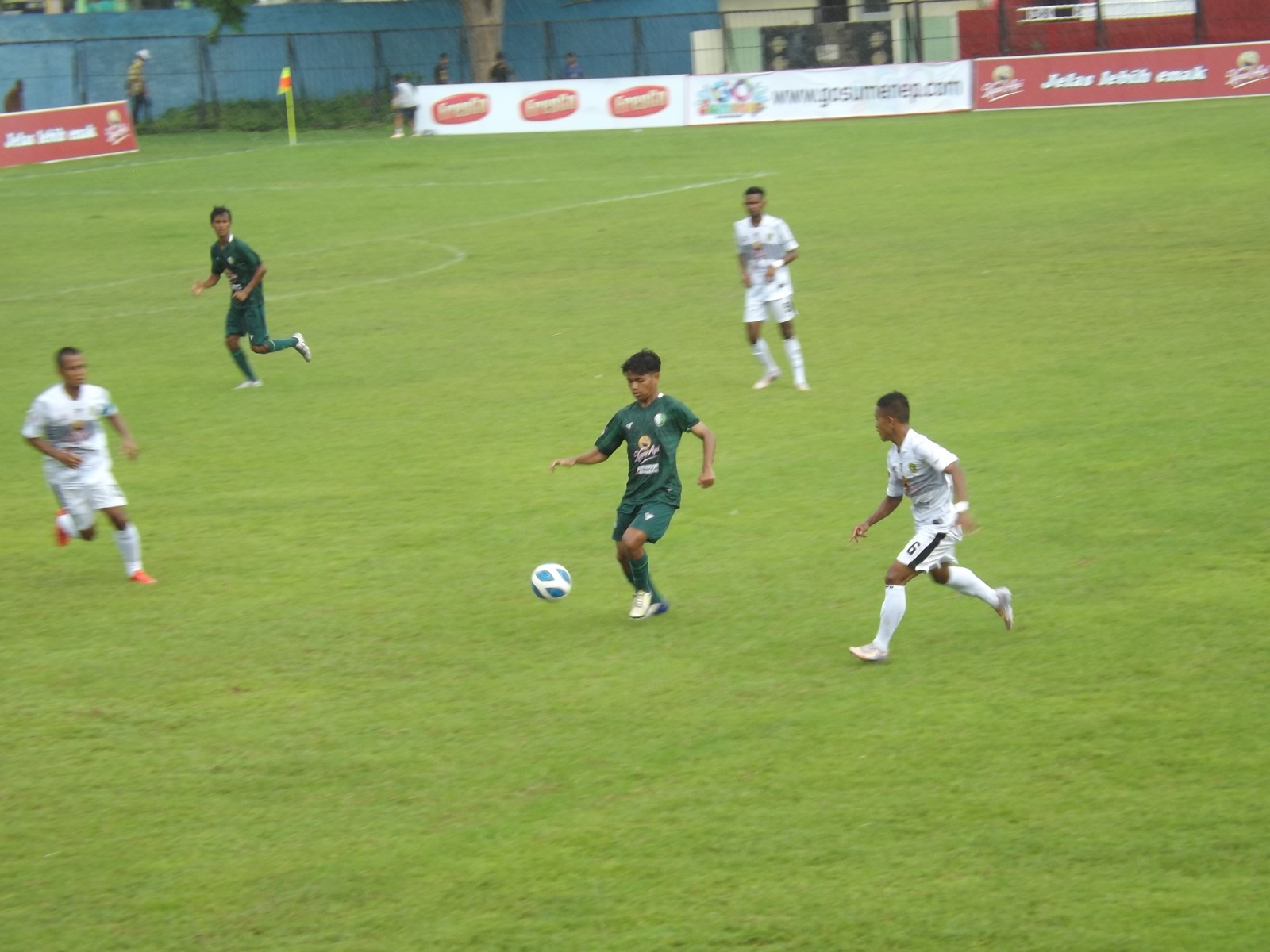 FOKUS: Pemain Perssu Madura City Sandrian membangun serangan saat menghadapi pemain Persesa Sampang dalam laga lanjutan kompetisi Liga 3 di Stadion A. Yani Sumenep, Kamis (7/12). (MOH IQBAL/JPRM)