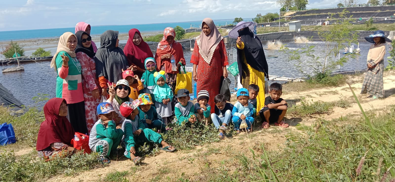 ALAM SEMESTA: Anak didik TK Al-Asror didampingi wali murid bersama kepala sekolah dan guru mengunjungi tambak di desa setempat. (TK AL-ASROR UNTUK JPRM)