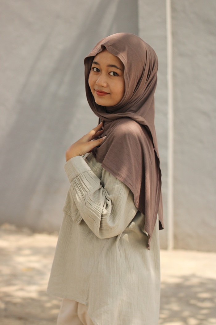 ELEGAN: Adinda Arigama mengenakan hijab pashmina kaus, Kamis (30/11). (VIVIN AGUSTIN HARTONO/JPRM)