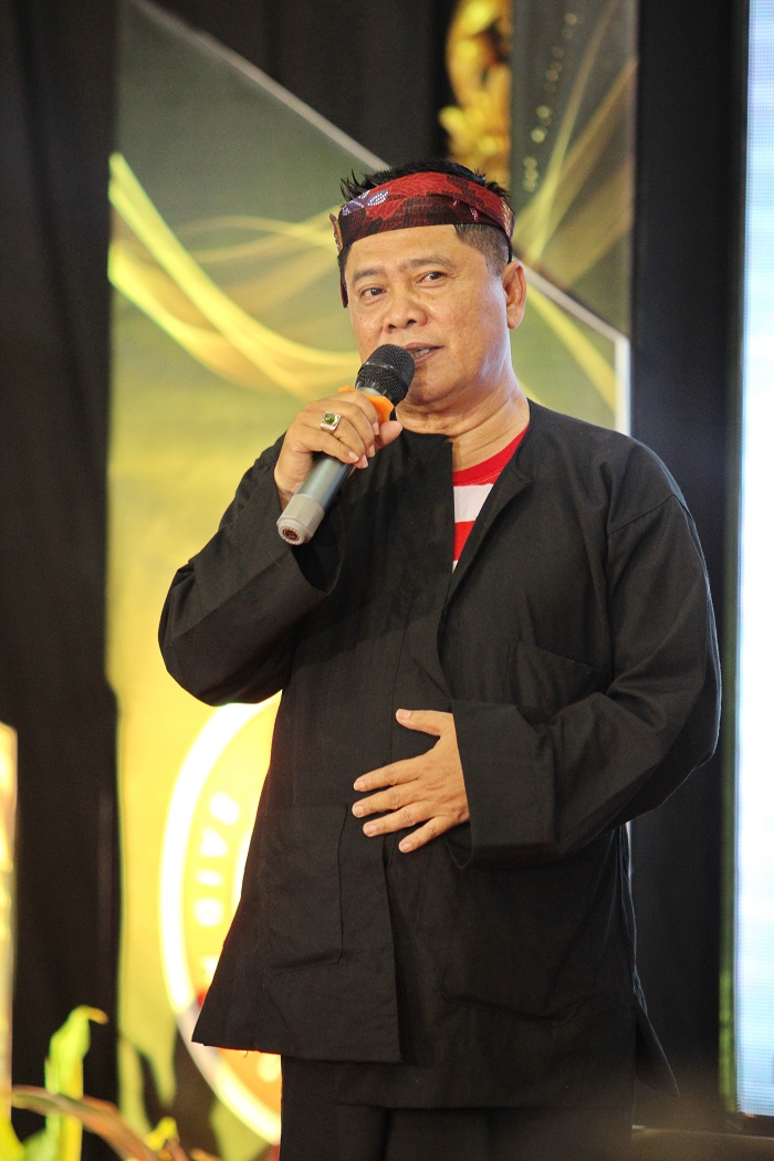 VISIONER: Direktur JPRM Abdul Aziz menyampaikan sambutan pada malam penganugerahan MA 2023 di Pendopo Keraton Sumenep, Jumat (8/12) malam