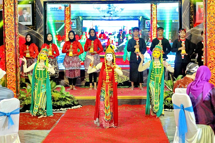 TRADISIONAL: Tari topeng menghibur tamu undangan dan penerima penghargaan MA di Pendopo Keraton Sumenep, Jumat (8/12) malam. (VIVIN AGUSTIN HARTONO/JPRM)