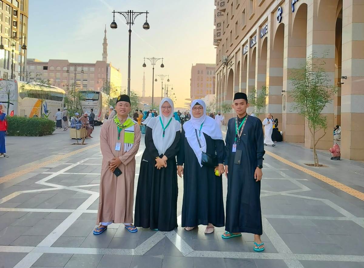 KHUSYUK: Jemaah haji saat hendak melaksanakan ibadah di Madinah.