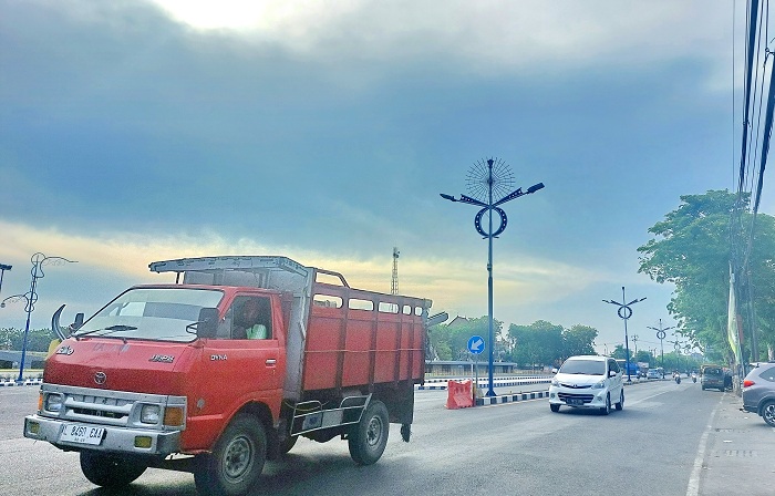 RAMAI LANCAR: Truk yang termasuk kendaraan bermotor wajib uji kir melintas di Jalan KH Wahid Hasyim, Sampang, Selasa (14/11). (JUNAIDI PONDIYANTO/JPRM)