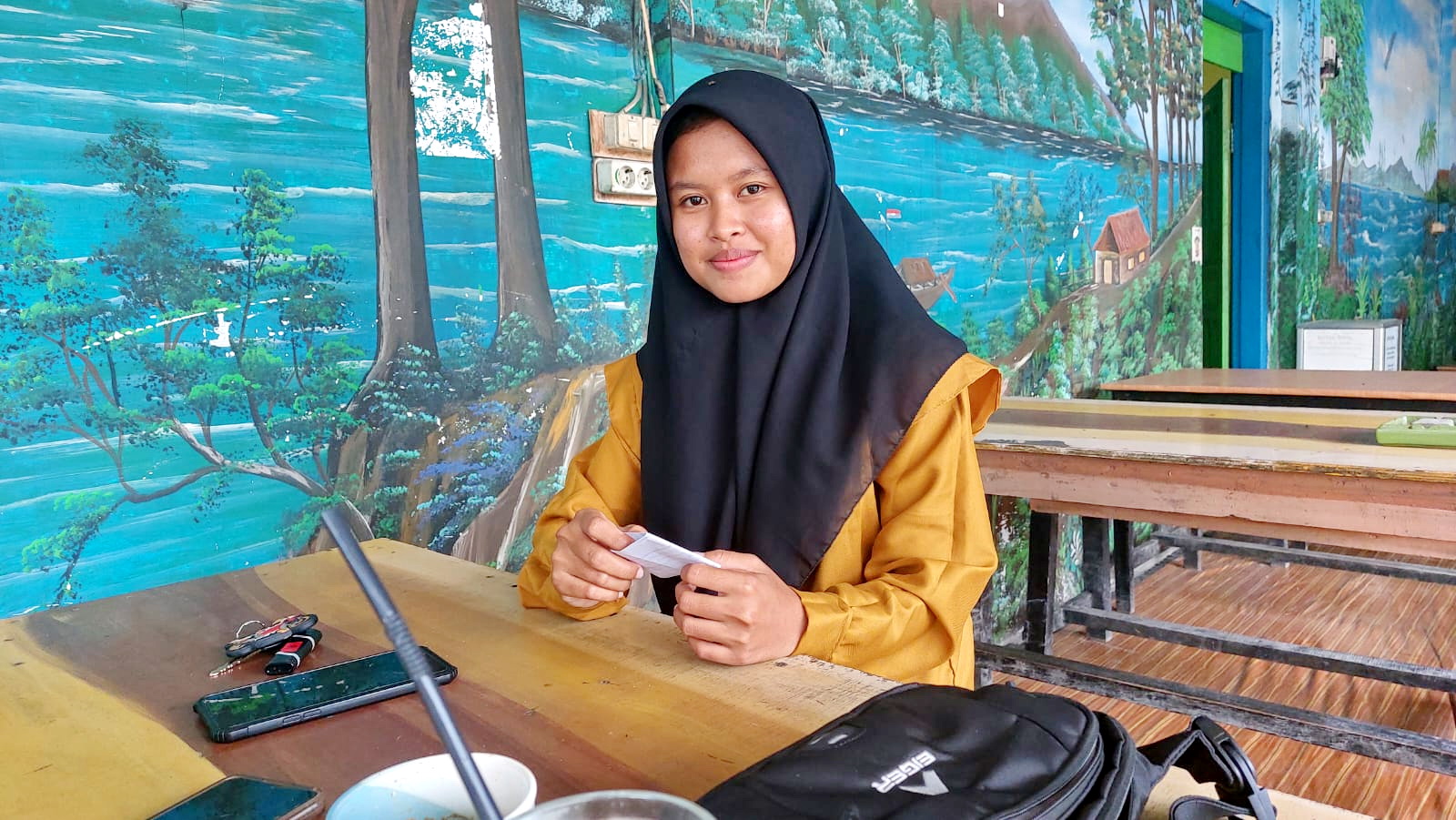 RAMAH: Mahasiswa Politeknik Negeri Madura Suweibeh bertemu Jawa Pos Radar Madura di salah satu kafe di Kota Sampang, Sabtu (9/12). (JUNAIDI PONDIYANTO/JPRM)