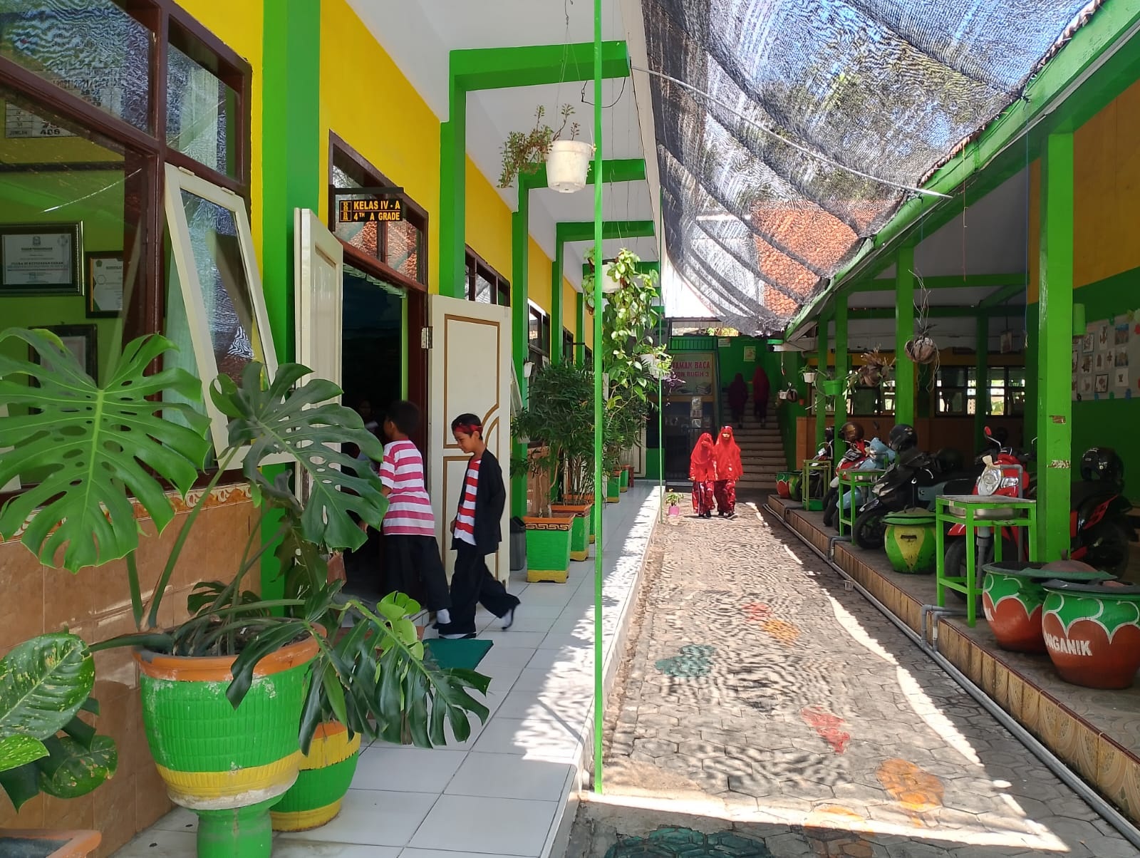 ISTIRAHAT: Siswa SDN Bugih 3, Kecamatan Pamekasan, memasuki ruang kelas, Selasa (5/12). (UBAIDILLAHIR RA&rsquo;IE/JPRM)