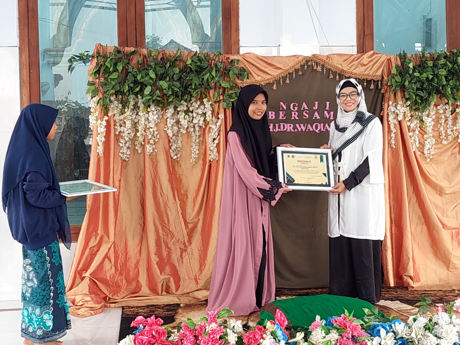 BELAJAR: Dosen IAIN Madura menerima kenang-kenangan dari PP Mambaul Ulum usai mengisi pengajian bersama di Madrasah Memanggil, Minggu (10/11). (PGMNI JATIM UNTUK JPRM)