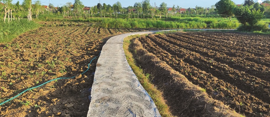 KOKOH: Salah satu pembangunan rabat beton di Desa Tamberu Daya, Kecamatan Sokobanah, Sampang. (ANSORI UNTUK JPRM)