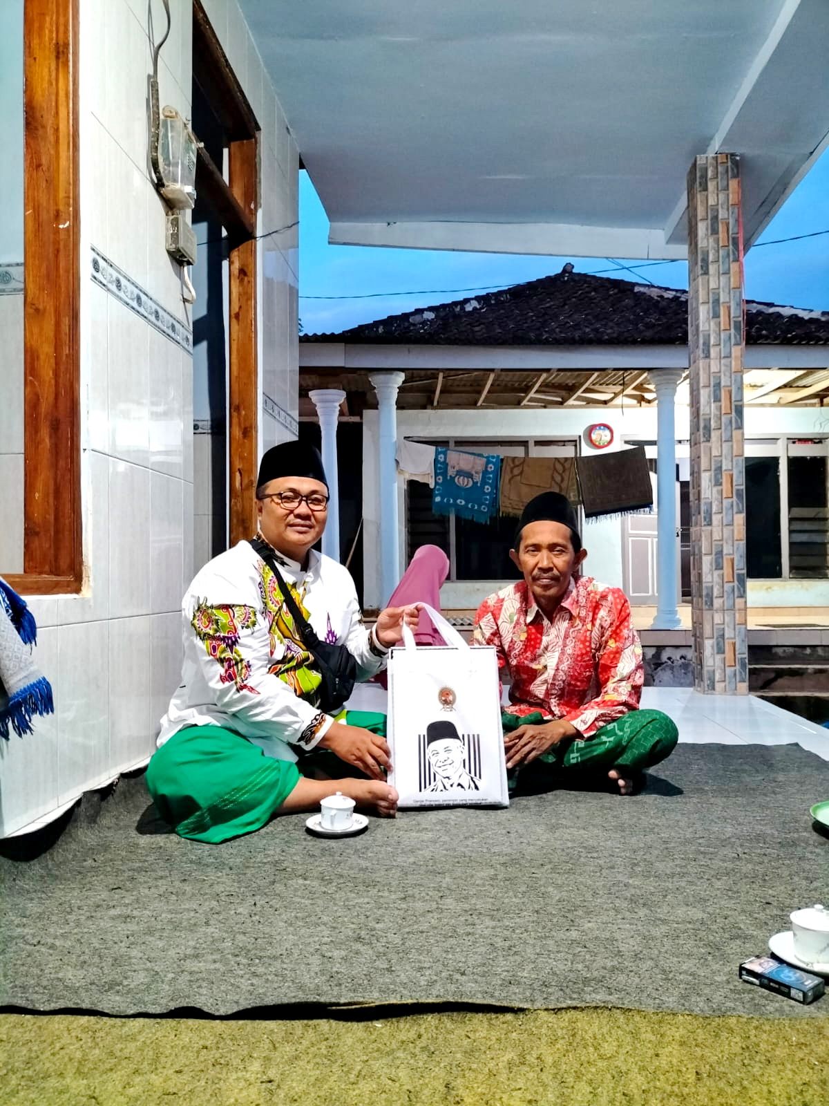 PEDULI MASYARAKAT: Ketua Tim Ganjar-Mahfud Sumenep Qusyairi Zaini memberikan bantuan kepada guru ngaji di Sumenep. (TIM GANJAR-MAHFUD SUMENEP UNTUK JPRM).