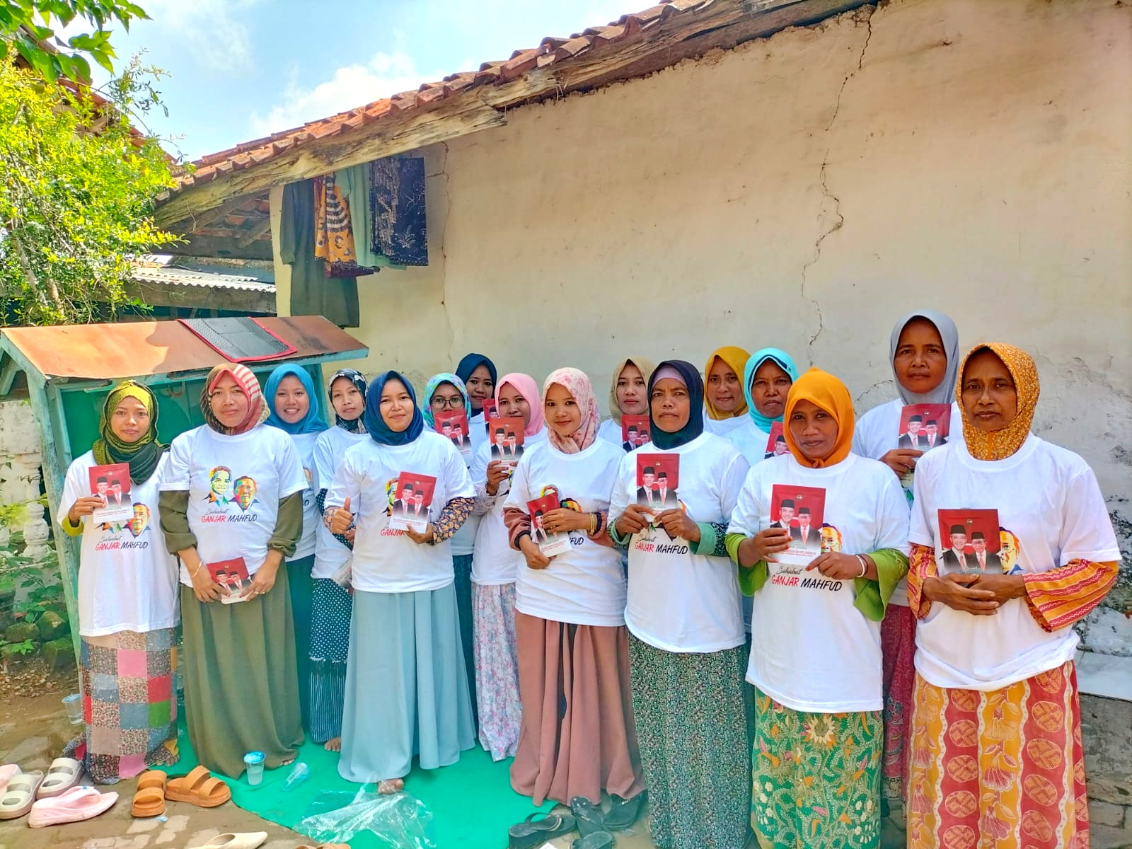 OPTIMISTIS: Sejumlah perempuan di Sumenep memakai kaus Ganjar-Mahfud sambil menunjukkan pamflet capres-cawapres tersebut. (TIM GANJAR-MAHFUD SUMENEP UNTUK JPRM)