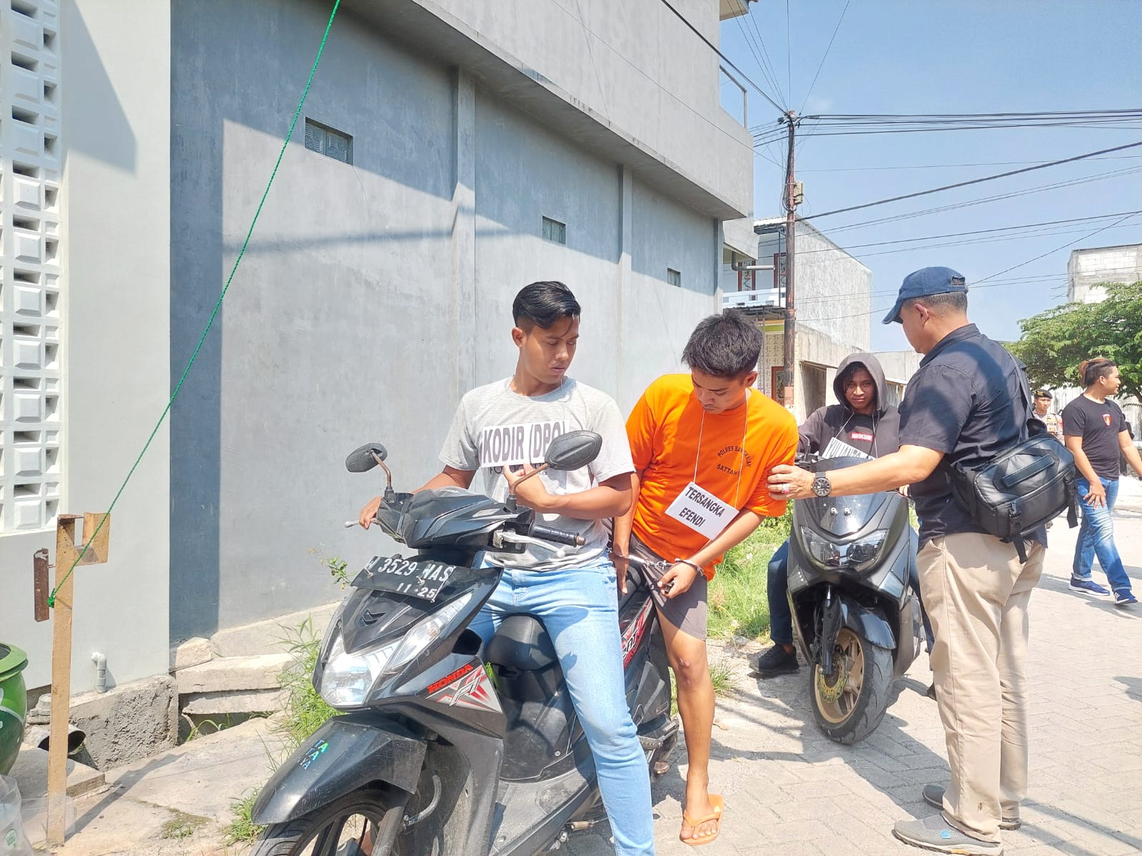 PASRAH: Pelaku curanmor Efendi memperagakan aksi pencurian yang dilakukan di salah satu kos-kosan di Desa Telang, Kecamatan Kamal, Senin (11/12). (ZEINAL ABIDIN/JPRM)