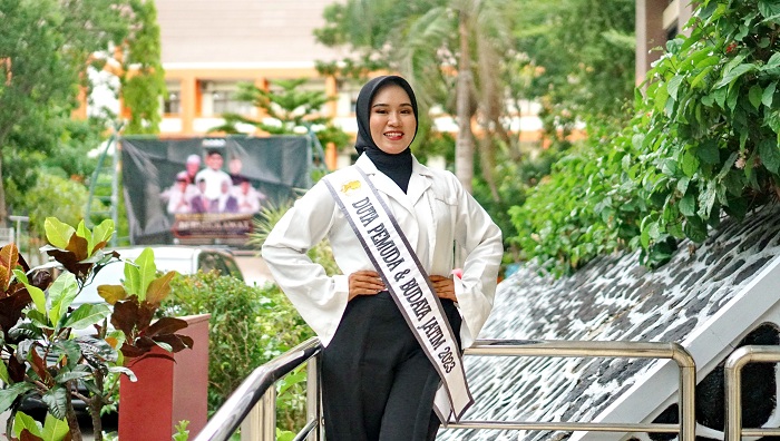 BERPRESTASI: Awenda Trisna Diningtyas tampil percaya diri dengan selempang Duta Pemuda dan Budaya Jatim 2023 Kamis (30/11). (ABRAR GHAZY HARDIAN/JPRM)