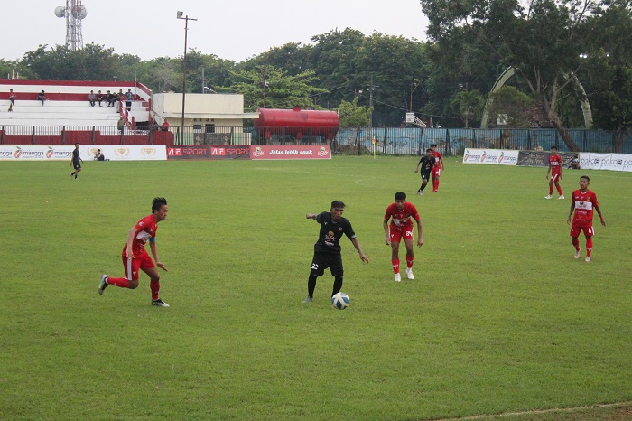 HASIL SEMENTARA: Pemain Persepam (hitam) menguasai bola dalam pertandingan ketiga putaran pertama Liga 3 Jawa Timur melawan Perssu Madura City di Stadion A. Yani Sumenep pada Sabtu (9/12).