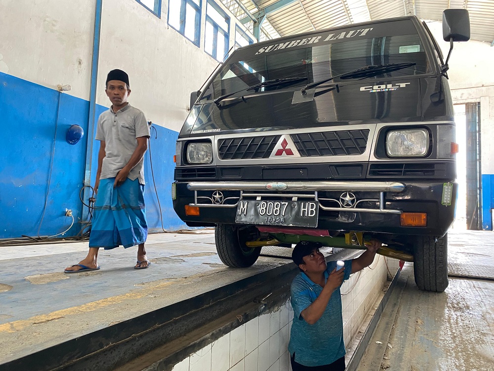 HARUS PROFESIONAL: Petugas melakukan kelayakan kendaraan di Jalan RE Martadinata, Senin (11/12). (AYU LATIFAH/JPRM)