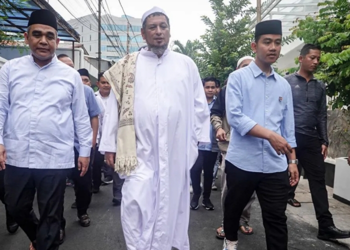 Calon Wakil Presiden Nomor Urut 2 Gibran Rakabuming berjalan bersama dengan Habib Ali.