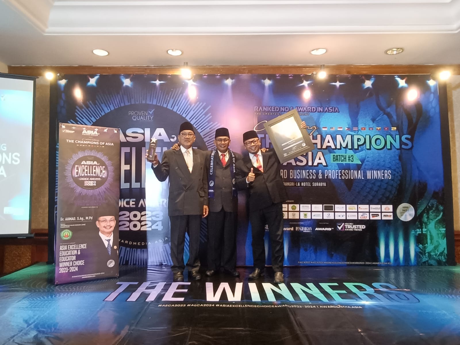 SUKSES: Rektor UIM Pamekasan Ahmad (tengah) seusai menerima penghargaan Asia Excellence Choice Awards, Sabtu (9/12). (UIM UNTUK JPRM)