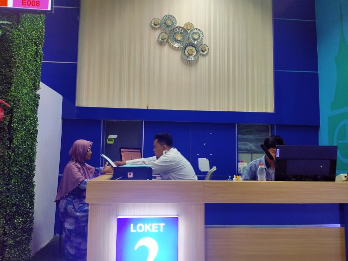 CEPAT TANGGAP: Warga mengurus paspor di Kantor Imigrasi Kelas II Non-TPI Pamekasan, Selasa (12/12). (UBAIDILLAHIR RA&rsquo;IE/JPRM)