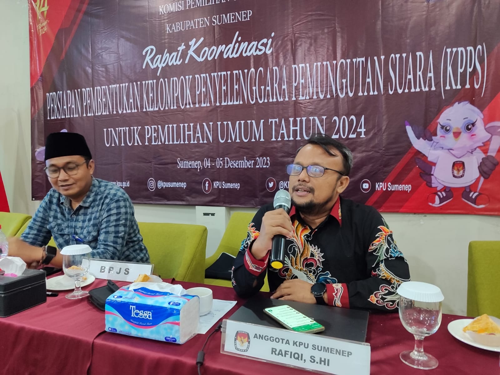 TAHAPAN PEMILU: Dari kanan, Komisioner KPU Sumenep Divisi SDM Parmas Rafiqi didampingi Ketua KPU Sumenep Rahbini menggelar rapat koordinasi persiapan pembentukan KPPS awal Desember.