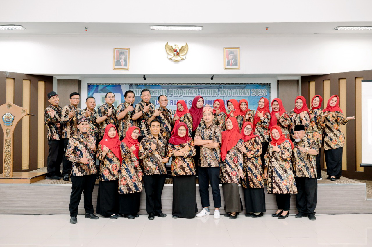 SOLID: RSUD Syamrabu Bangkalan berfoto bersama setelah melakukan rapat kerja 2023. (RSUD SYAMRABU UNTUK JPRM)