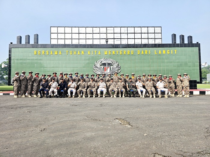 SOLID: Pejabat struktural Perumda Sumber Sejahtera yang mengikuti pelatihan Leadership Character Building berfoto bersama di Yonif Para Raider 503 Mayangkara Mojokerto, Senin (8/5). (PDAM UNTUK JPRM)
